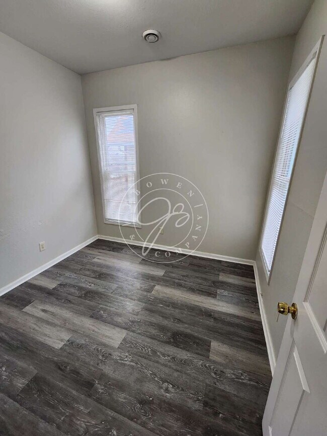 Building Photo - 1/2 off deposit with approved application! Bright & Updated 2-Bedroom Upper | Private Entry | Wat...