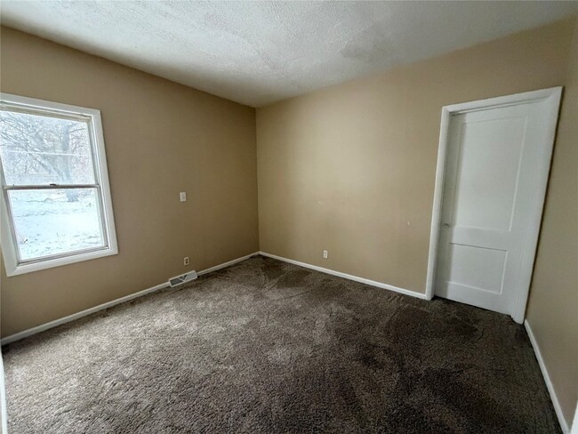 Building Photo - 330 E 3rd St