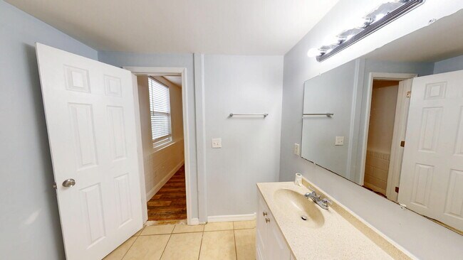 Building Photo - "Charming 3-Bedroom Home with Gleaming Hardwood Floors and 3 Full Baths on Camelot Rd, Jacksonvil...