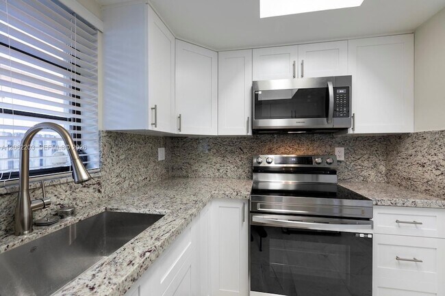 Building Photo - 2733 SW 31st Pl