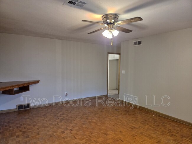 Building Photo - 3225 N Ridgewood Dr