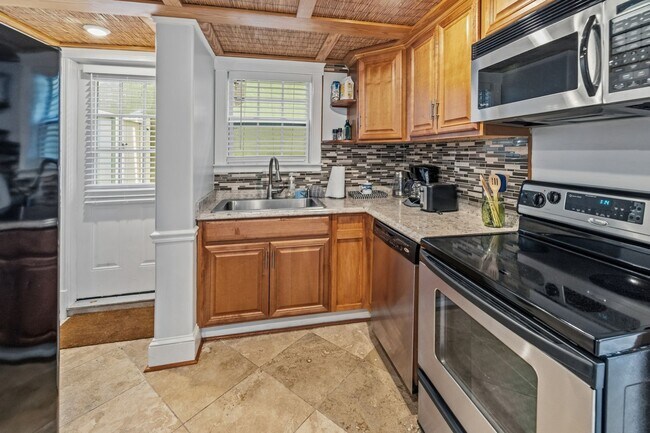 Building Photo - All-Inclusive Utilities & Fully Furnished First-Floor Condo Near Daffin Park