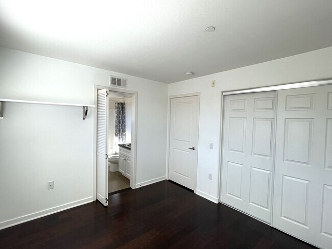 Building Photo - Luxurious Townhome in Gated Private Community