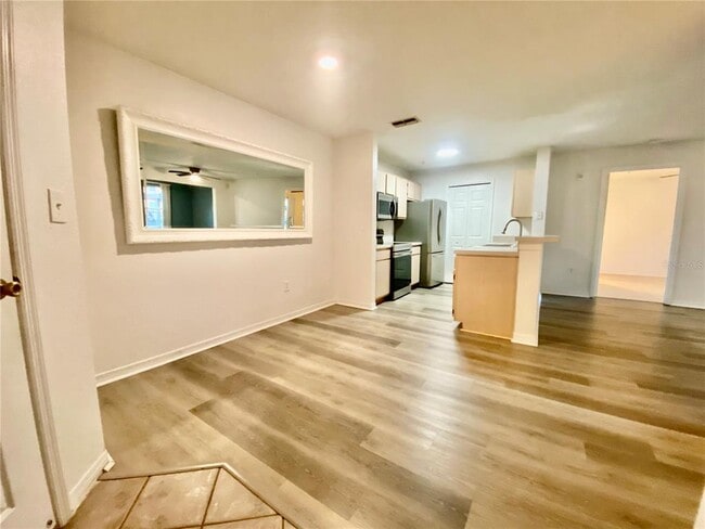 Building Photo - 5463 Vineland Rd