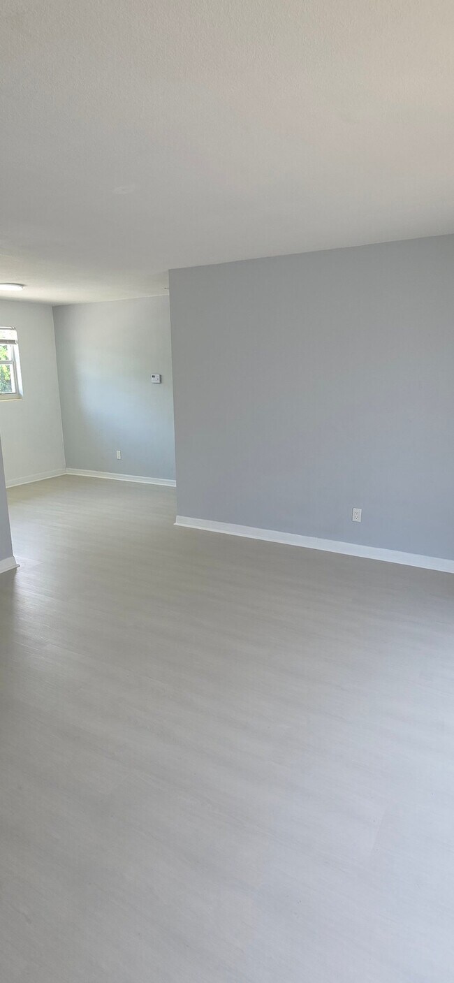 Building Photo - 1047 Japonica Ln
