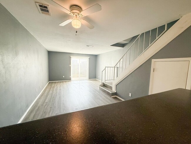 Building Photo - Spacious 2 story townhouse with fenced yard!