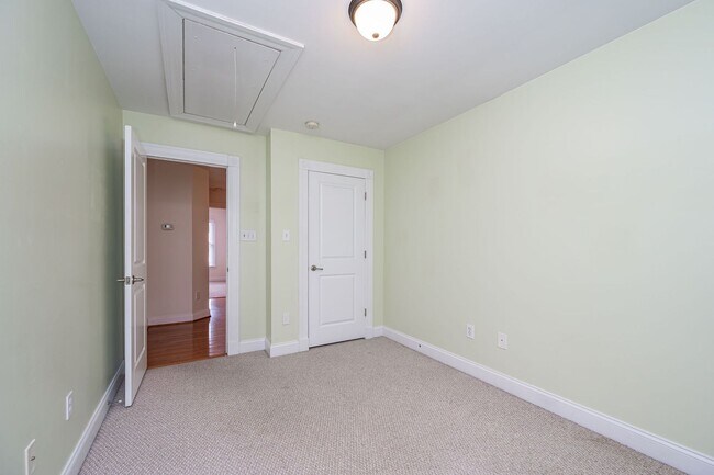 Building Photo - Modern 3BR/2.5BA Oregon Hill Townhome with 2-Car Garage — Walk to VCU & James River — $2,550/mo!
