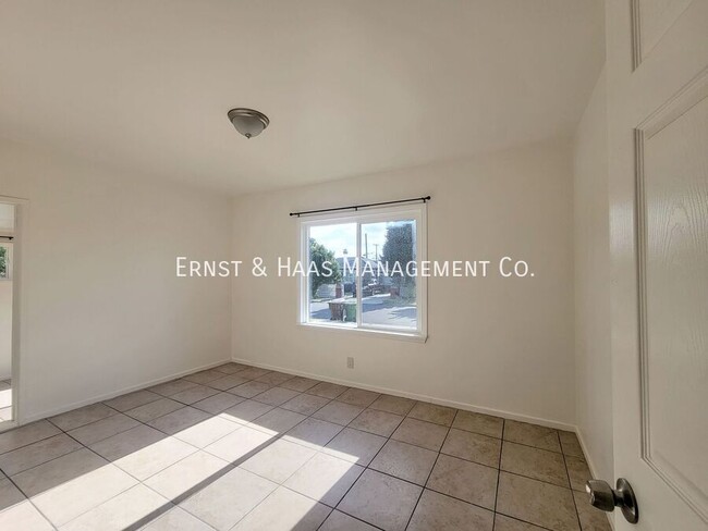 Building Photo - Wonderful 3 Bedroom Compton Home with Larg...