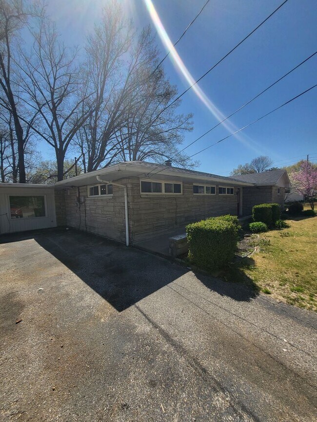 Building Photo - 507 Pfeiffer Rd