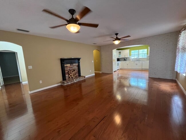 Building Photo - 3 Bedroom, 2 Bath home w/2 Car Garage on 5...