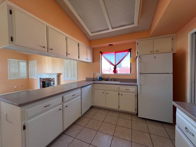 Building Photo - 3 Bedroom 2 Bathroom House with Swimming P...