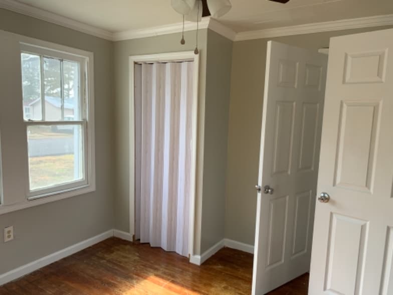 Building Photo - 911 E Ash St