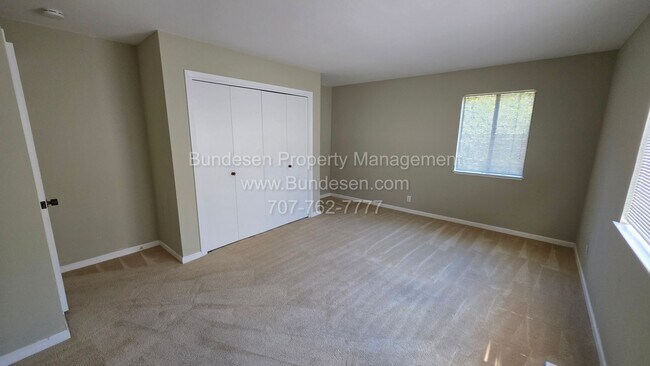 Building Photo - 5 Oak Forest Rd