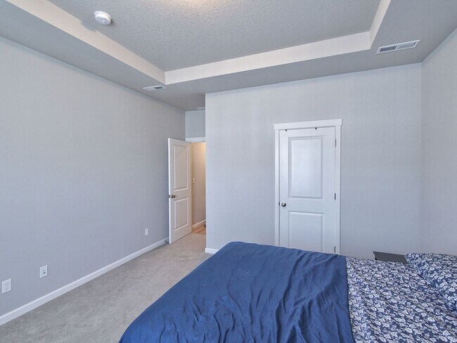 Building Photo - Like New Reed's Crossing Townhouse! Available Now!!