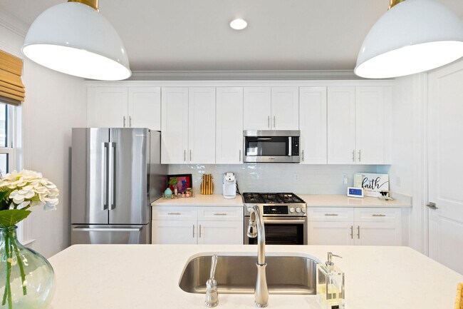 Building Photo - 84 Roundwood Dr