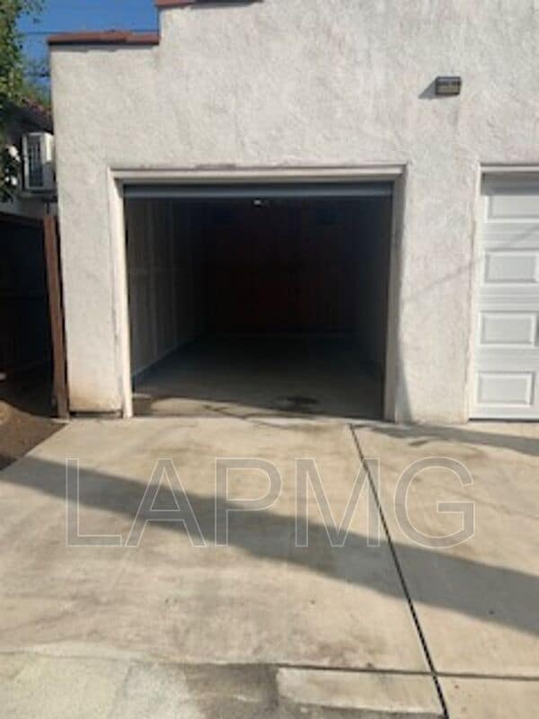 Building Photo - 614-614 N Poinsettia Pl