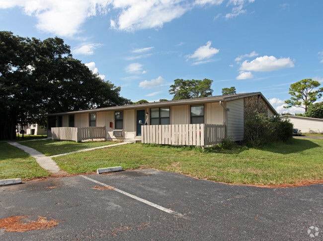 Building Photo - Shadetree