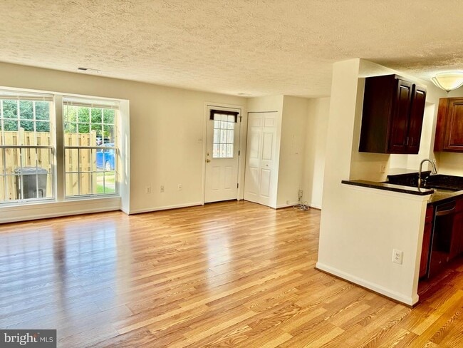 Building Photo - 403 Palmtree Dr