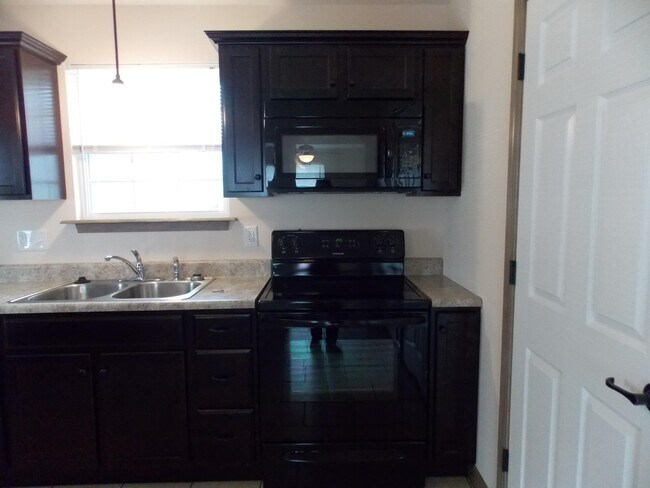 Building Photo - 402 Red Bird St