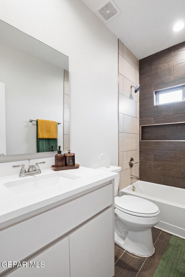 Building Photo - 245 Emerald Tower Dr