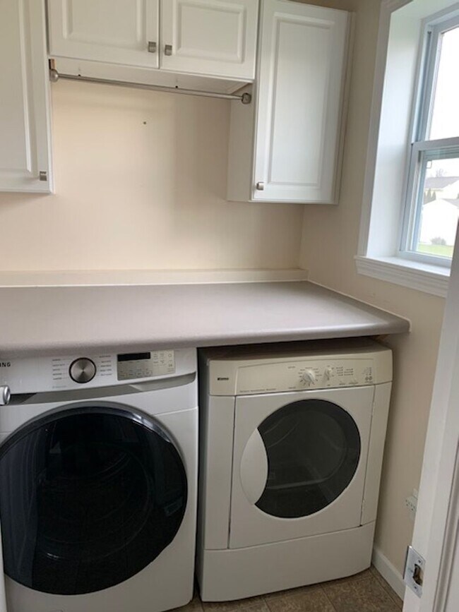 Building Photo - 4 BEDROOM 3 1/2 BATHROOM HOUSE FOR LEASE I...