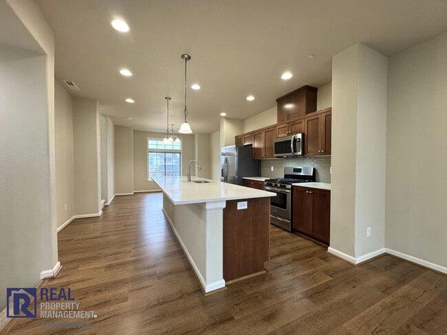 Building Photo - Spacious, well-designed Townhome in the River Terrace community!!