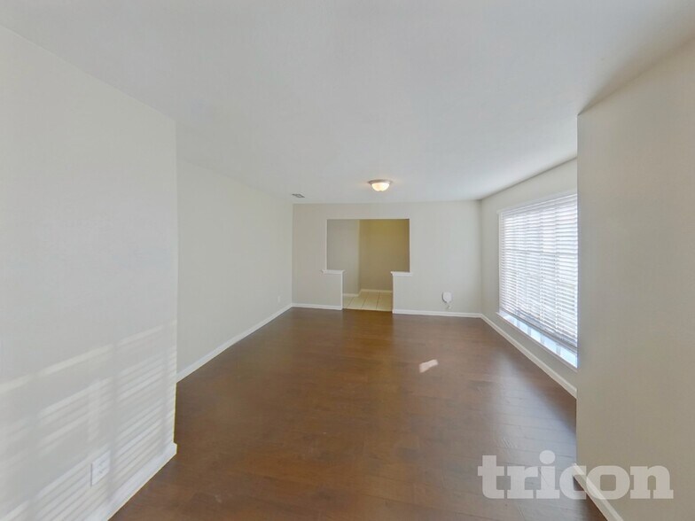 Building Photo - 600 Spring Willow Dr