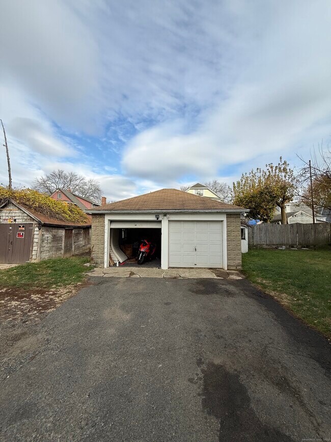 Building Photo - 174 Brentwood Ave