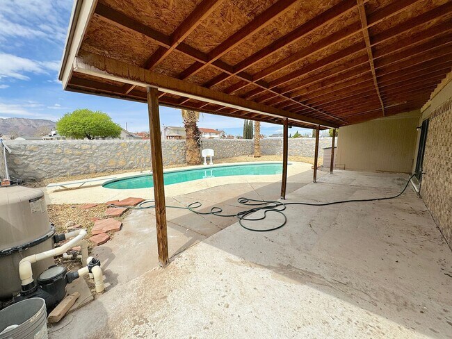 Building Photo - Northeast El Paso 3 Bed Refrig A/C with Pool!