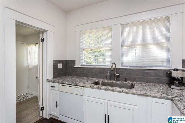 Building Photo - 712 10th Ct S