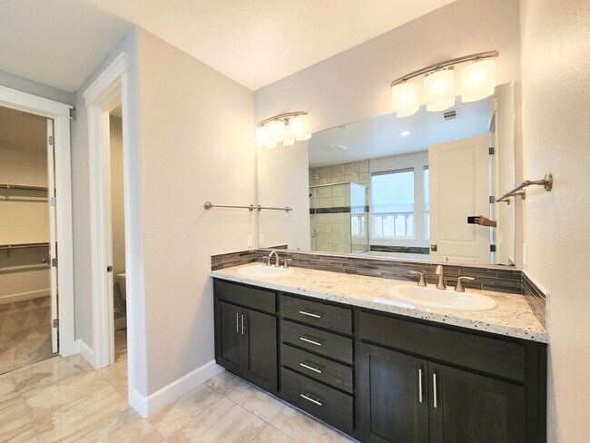 Building Photo - Spacious 5 bedroom house