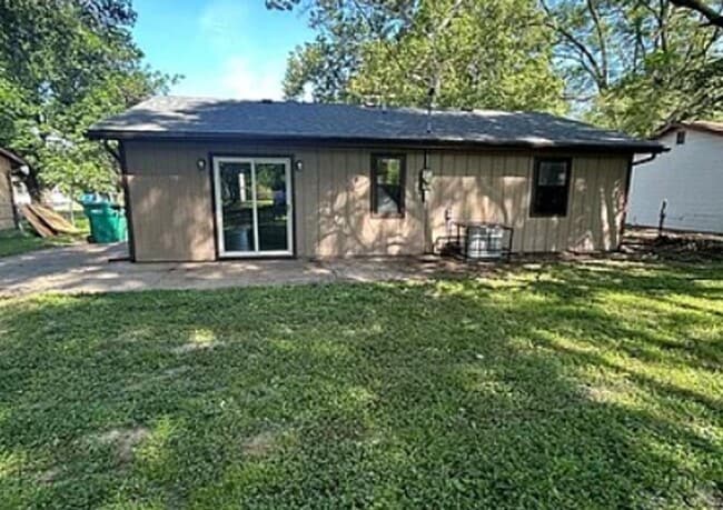 Building Photo - 733 St Nicholas Dr