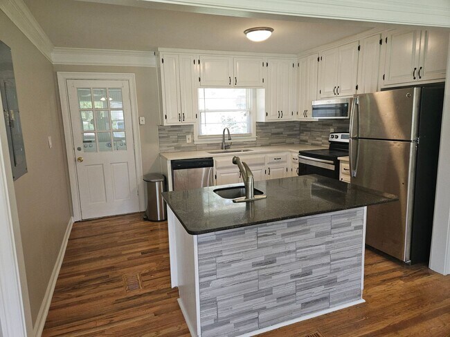 Building Photo - Renovated Marietta Brick Bungalow for Lease