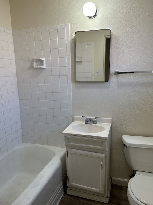 Building Photo - 537 Valencia Dr SE