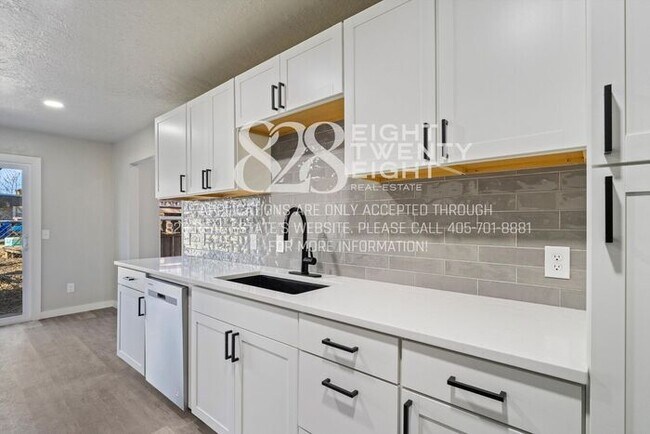 Building Photo - Beautiful 3 Bed/2 Bath Duplex Less Than 1 Mile from Campus!