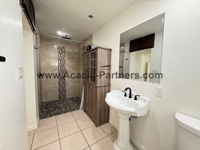 Building Photo - Three Bedroom Home