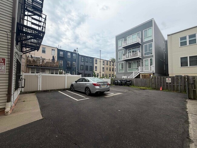 Building Photo - 433 2nd St
