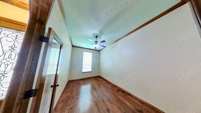 Building Photo - 3/2 plus office in gated SW neighborhood