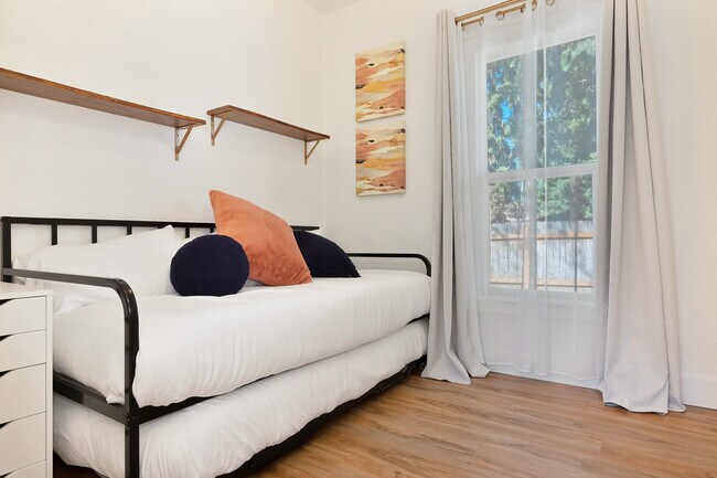 Building Photo - 1221 N A St