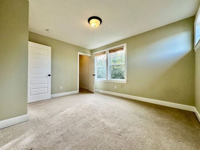 Building Photo - Remodeled Piedmont 3 Bedroom Home with Har...