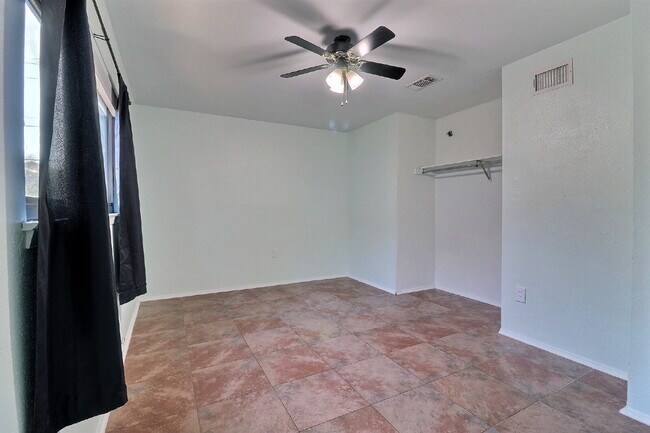 Building Photo - 3-Bed Home with Fireplace & Large Patio in Live Oak