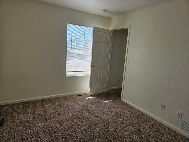 Building Photo - Adorable 2 bedroom townhome Available ASAP!