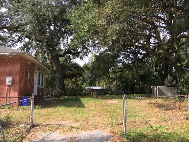 Building Photo - Great Single Family Home Walking Distance to Park Circle