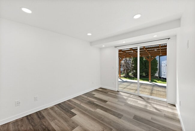 Building Photo - Renovated 3-Bed Rambler in Lakewood | Priv...