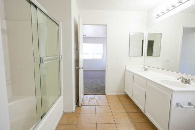 Building Photo - Well-Maintained 3 Bed, 2.5 Bath Home with Garage & Private Backyard