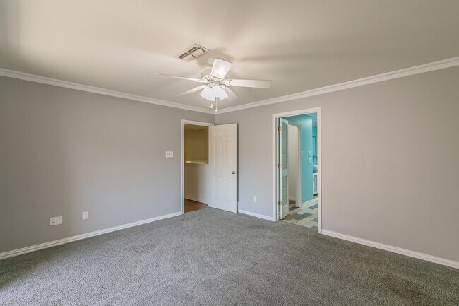 Building Photo - BEAUTIFUL and SPACIOUS Townhome in Ideal L...