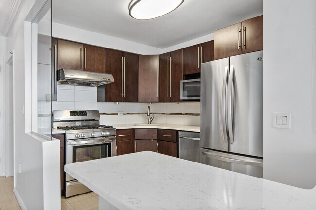 Building Photo - 45 River Dr S