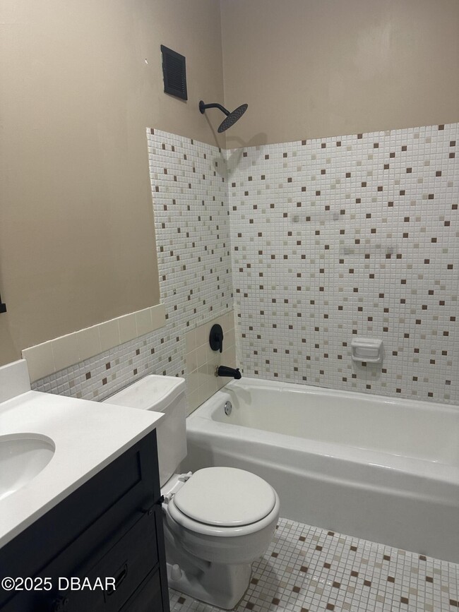 Building Photo - 715 S Beach St