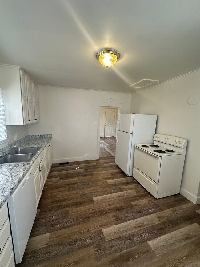 Building Photo - Charming 2 Bedroom House available NOW!