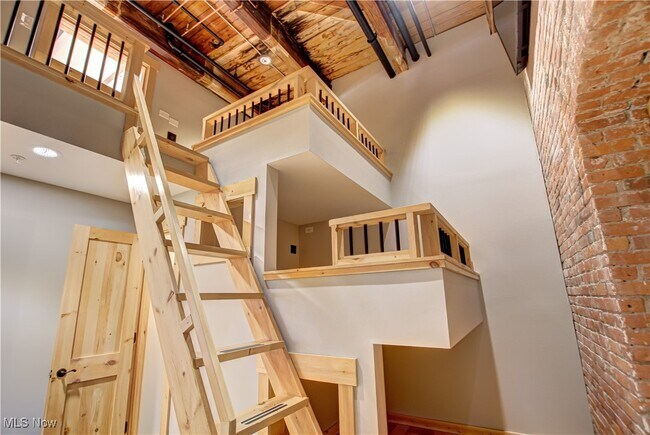 Building Photo - 425 W Lakeside Ave